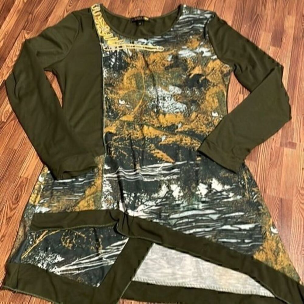 Gizel women’s over size long sleeve top. Size M.